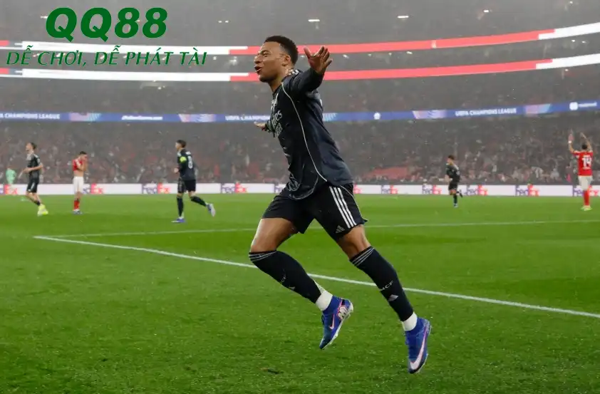 Mbappe ăn mừng bàn thắng thứ 13 tại Champions League Mbappe ăn mừng bàn thắng thứ 13 tại Champions League
