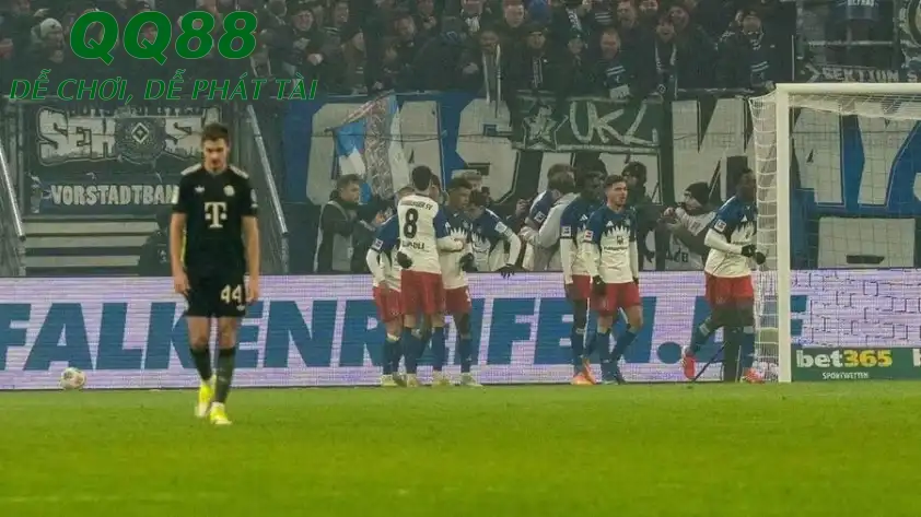 Vuskovic ghi bàn thắng quan trọng, giúp Hamburg chặn chuỗi 9 trận thua liên tiếp trước Bayern. Vuskovic ghi bàn thắng quan trọng, giúp Hamburg chặn chuỗi 9 trận thua liên tiếp trước Bayern.